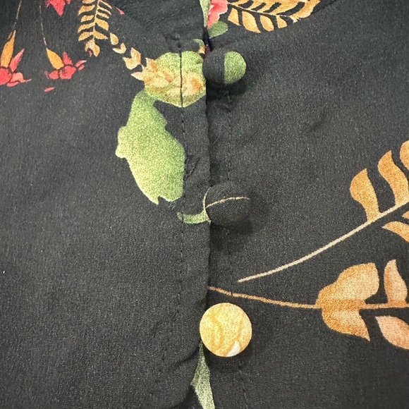 Pretty Little Thing Crop black floral top blouse cutout front buttons SZ L - Picture 9 of 9